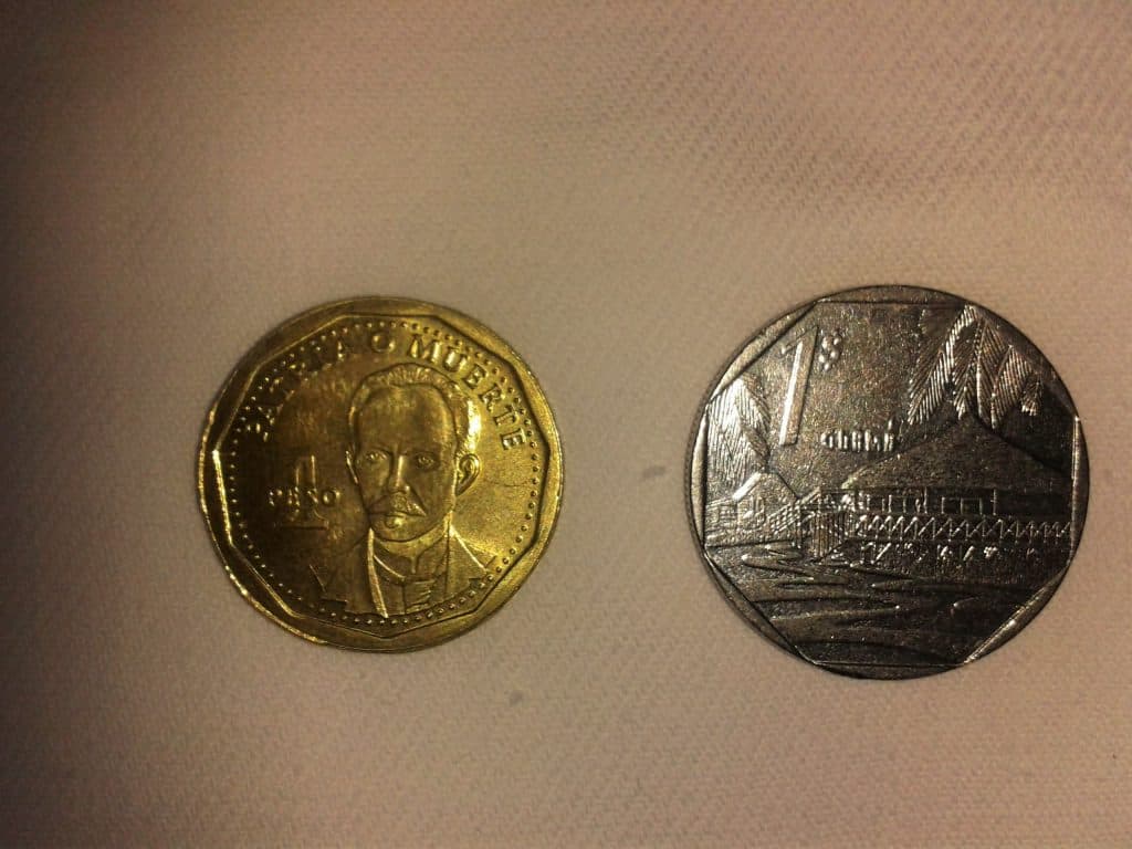 Hier sind die beiden ein Peso Münzen im Vergleich