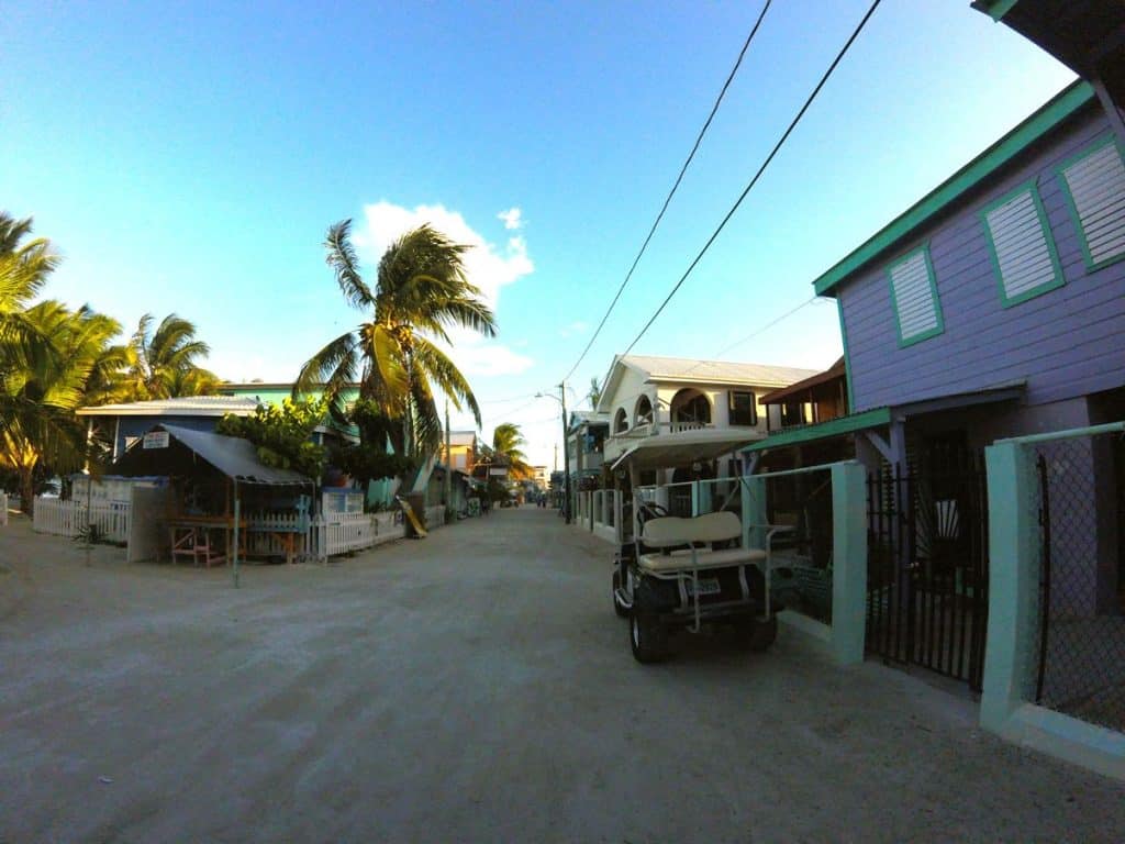 Caye Caulker in Belize. Die kleine karibische Insel ist autofrei. Verkehrsmittel sind Golfcarts.