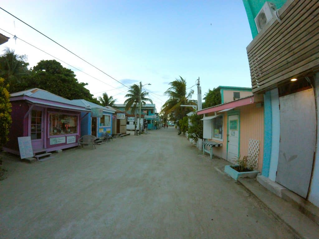 Bunte Hauptstraße auf Caye Caulker