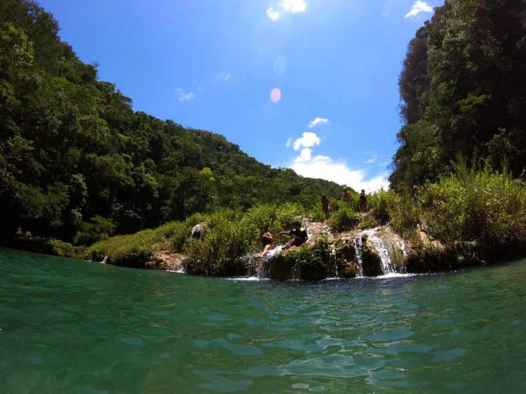 Natürliche Wasserrutschen in Semuc Champey in Guatemala