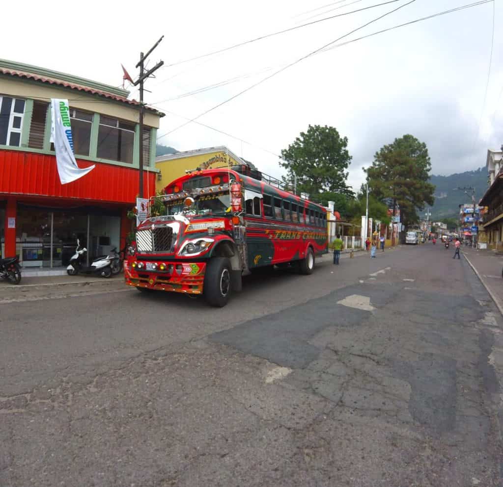 Routen und Transport in Guatemala Chickenbusses und Touristenshuttle