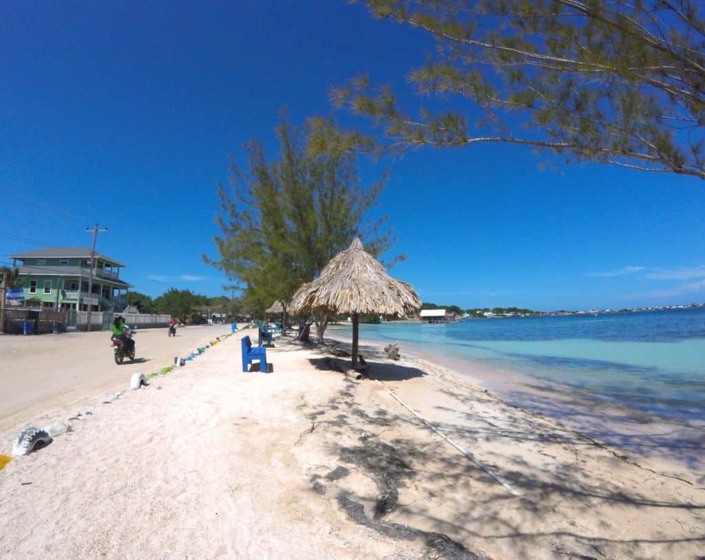 Öffentlicher Strand auf Utila in Honduras in der Karibik