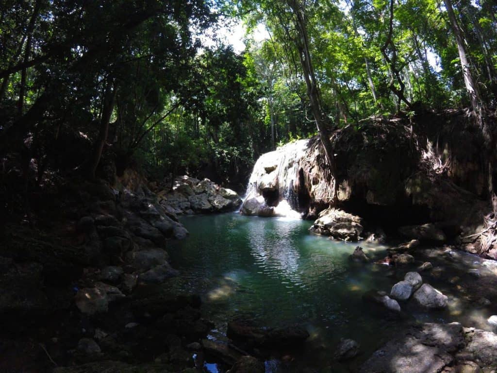 Unternehmungen bei Rio Dulce in Honduras die Wasserfälle der Finca Paraiso