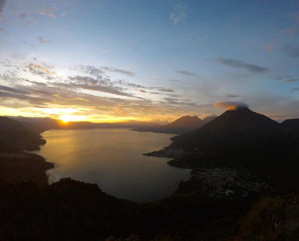 Sonnenaufgang über dem Lago de Atitlan von er Nariz del Indio