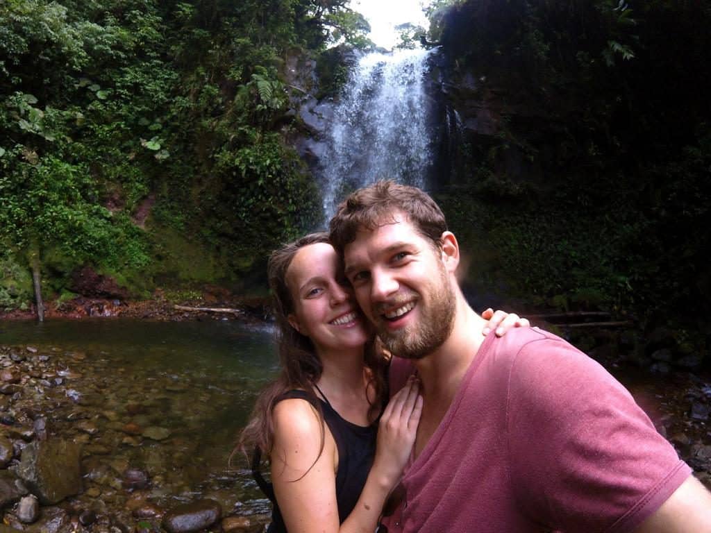 Marie und Chris vor einem Wasserfall in Boquete