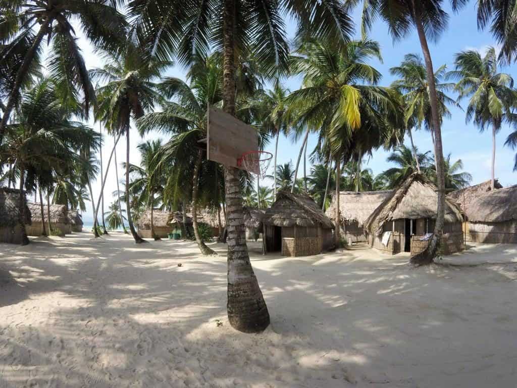 Der Basketballkorb auf der Isla Franklin auf den San Blas Inseln