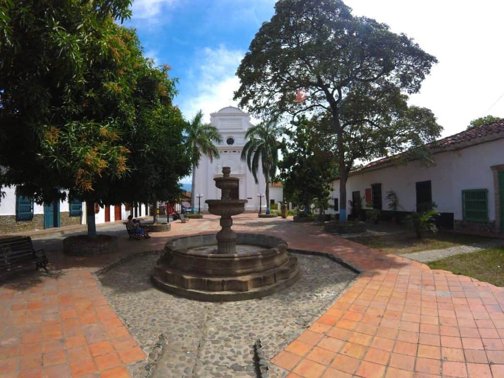 Platz Iglesia Jesus Nazareno bei dem Restaurant Oasis in Santa Fe de Antioquia