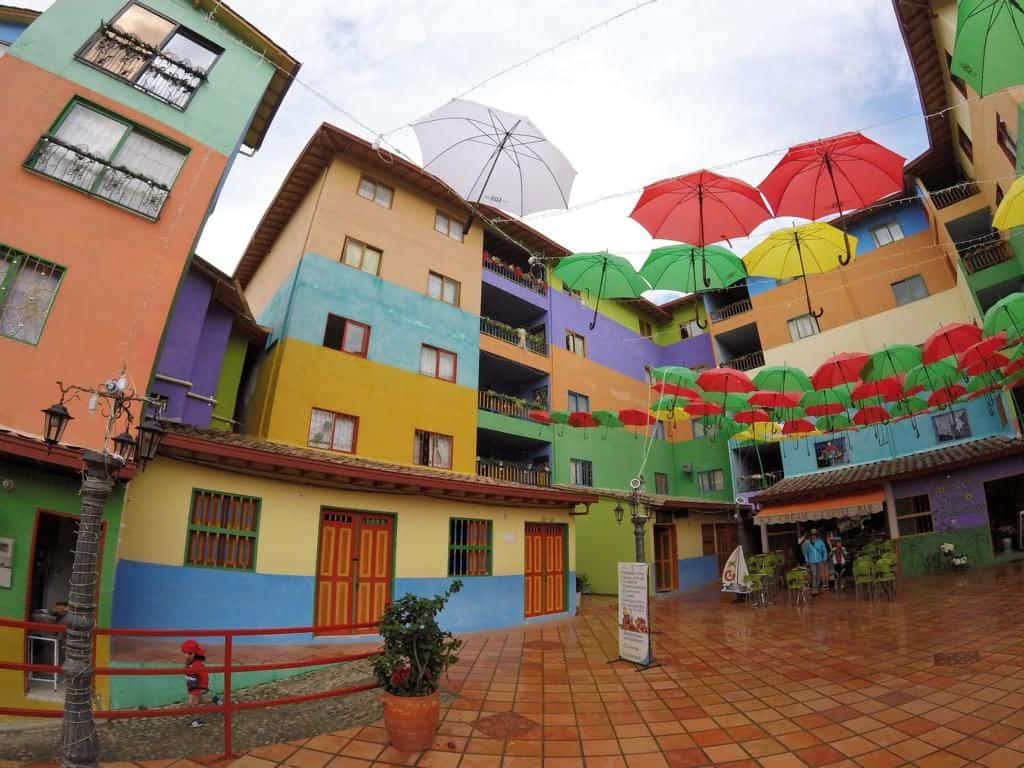 Viele bunte Regenschirme an der bunten Treppe in Guatapé