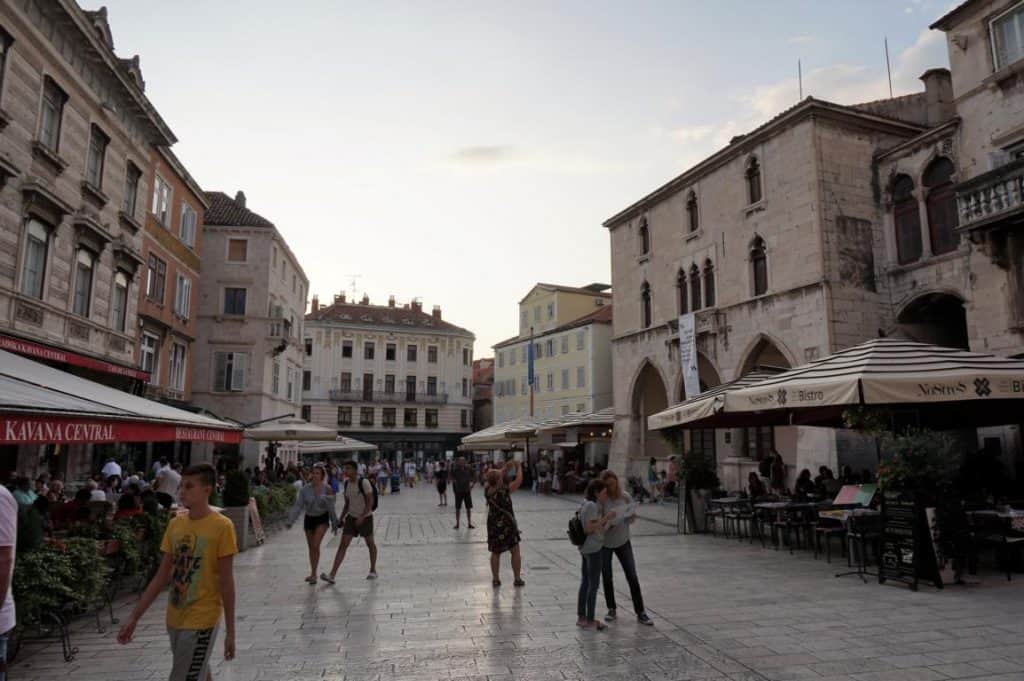 Der Volksplatz in Split lädt zum Verweilen ein