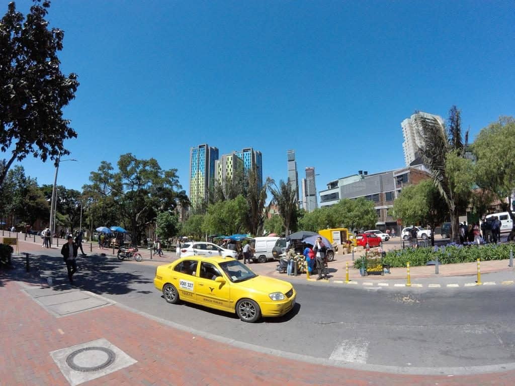Ein gelbes Taxi in Bogotá beim Transport in Kolumbien