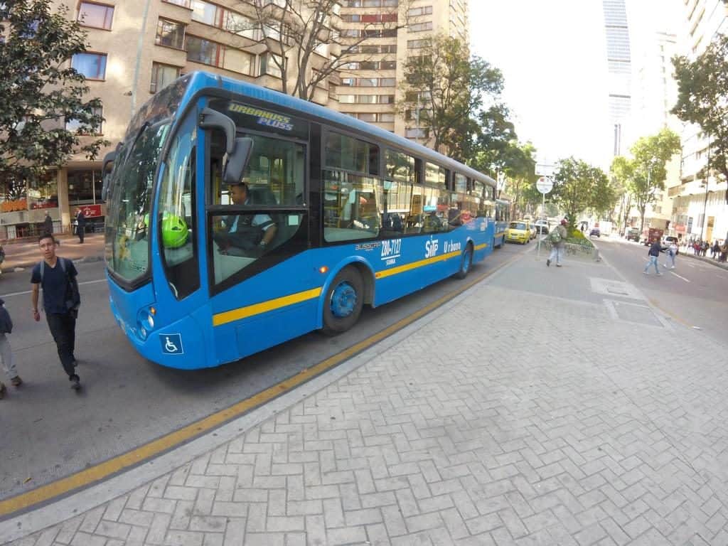 Ein Stadtbus in Bogotá beim Transport in Kolumbien
