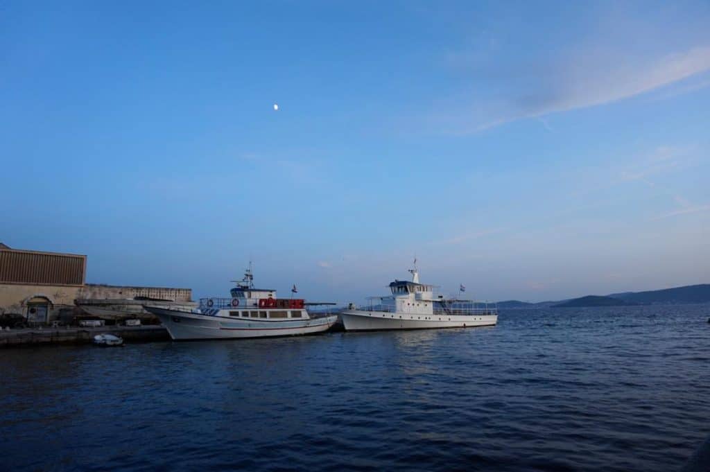 Zwei Schiffe liegen vor Zadar vor Anker