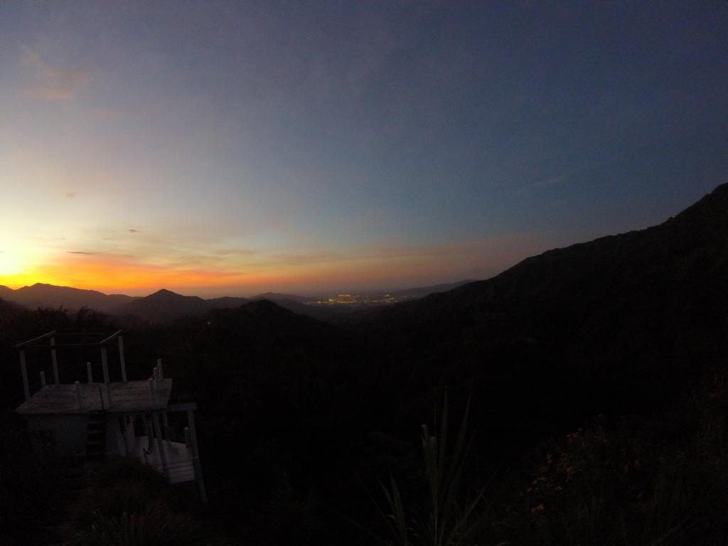 Ein atemberaubender Sonnenuntergang in den verschiedensten Farben bei unserem Reisebericht Minca