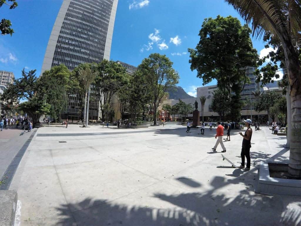 Skateboarder auf dem Platz vor dem Mueso del Oro bei unseren Aktivitäten in Bogotá
