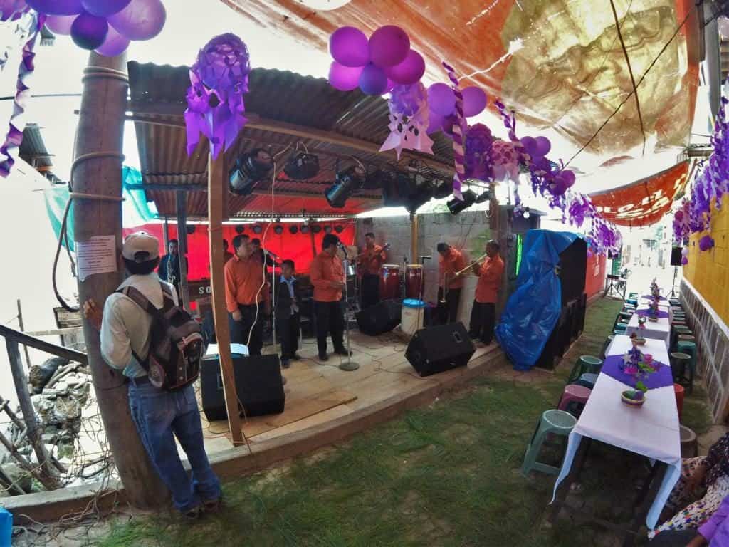 Die Bühne für die Band bei der Quinceanera in Guatemala