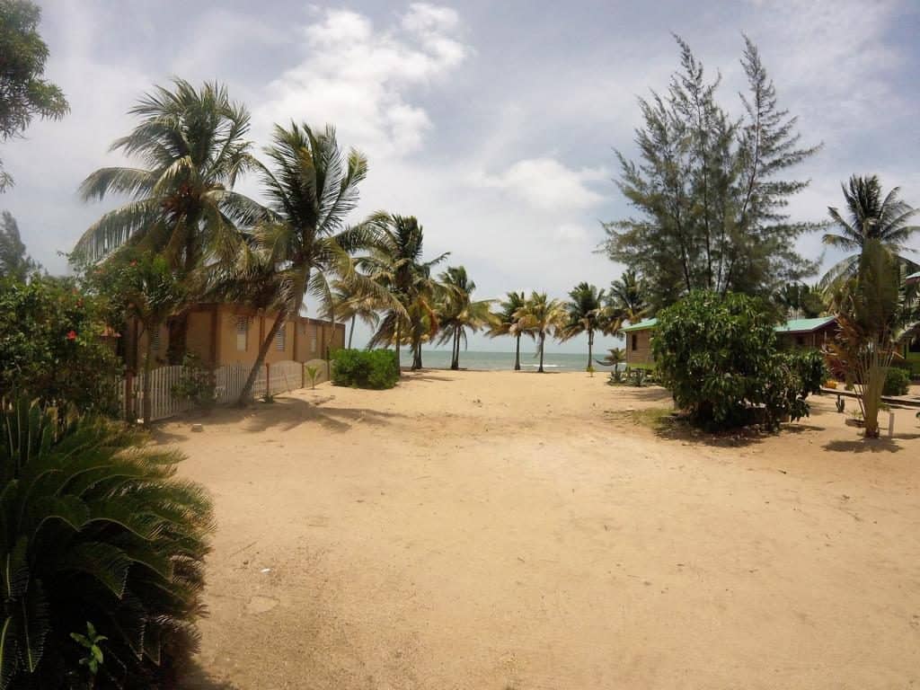 Unser kurzer Weg zum Strand in Hopkins bei unserem Reisebericht über die Garifuna
