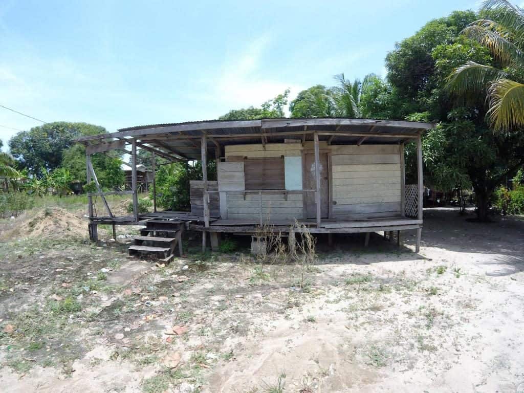 Fast schon eine normale Hütte in Hopkins in Belize der Garifuna für unseren Reisebericht