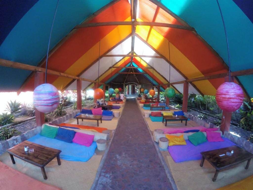 Das Hostel Zoola in San Pedro in Guatemala ist sehr farbenfroh in unserem Reisebericht