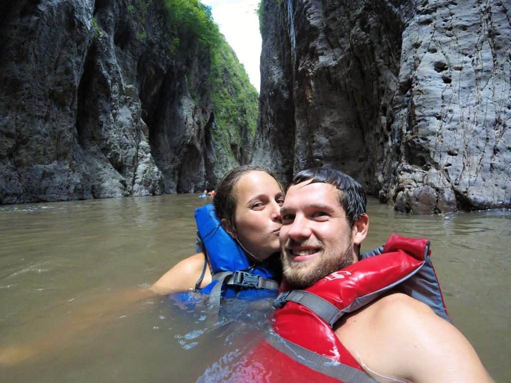 Marie und Chris sind ganz entspannt im Somoto Canyon bei ihrem Reisebericht