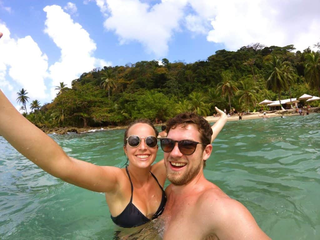 Marie und Chris genießen das warme karibische Wasser in Capurganá in Kolumbien