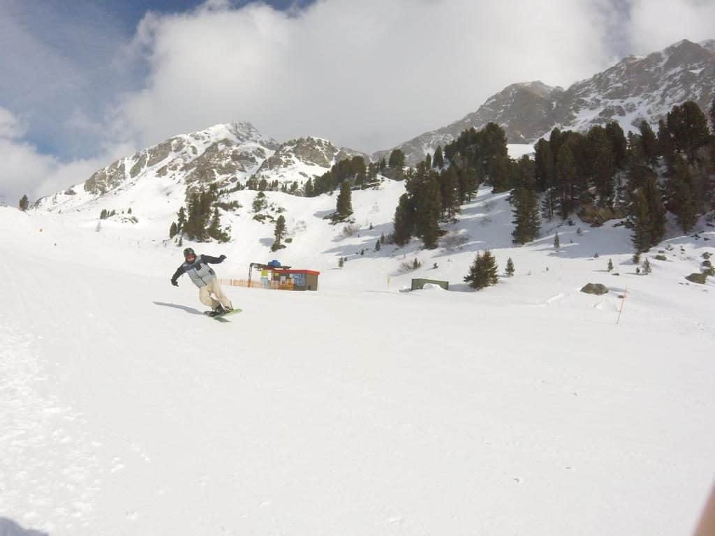 Chris zieht einen Manual beim Snowboarden in Obertauern