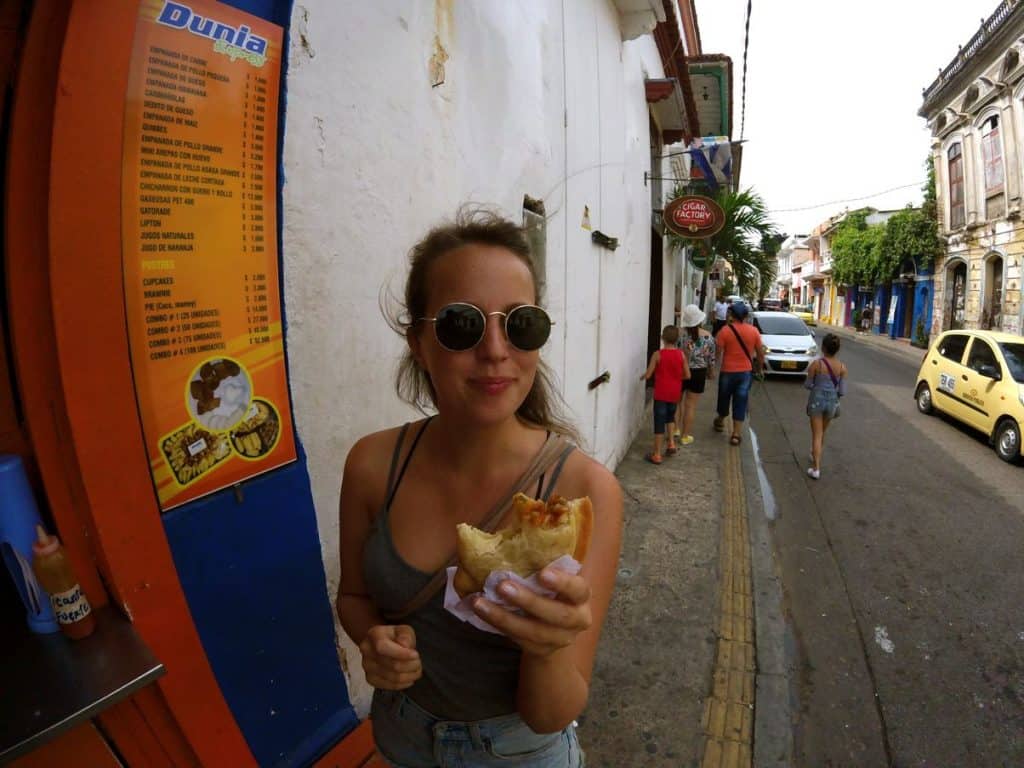 Spartipp für Kolumbien probiere leckeres Streetfood und informiere dich mit unserem Streetfood Guide, Hier istt Marie leckere Empanadas in Cartagena. 
