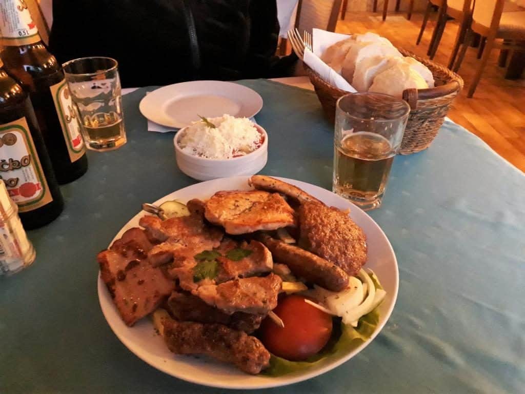 Ein üppiger Fleischteller im Restoran Slavija in Kolasin in Montenegro