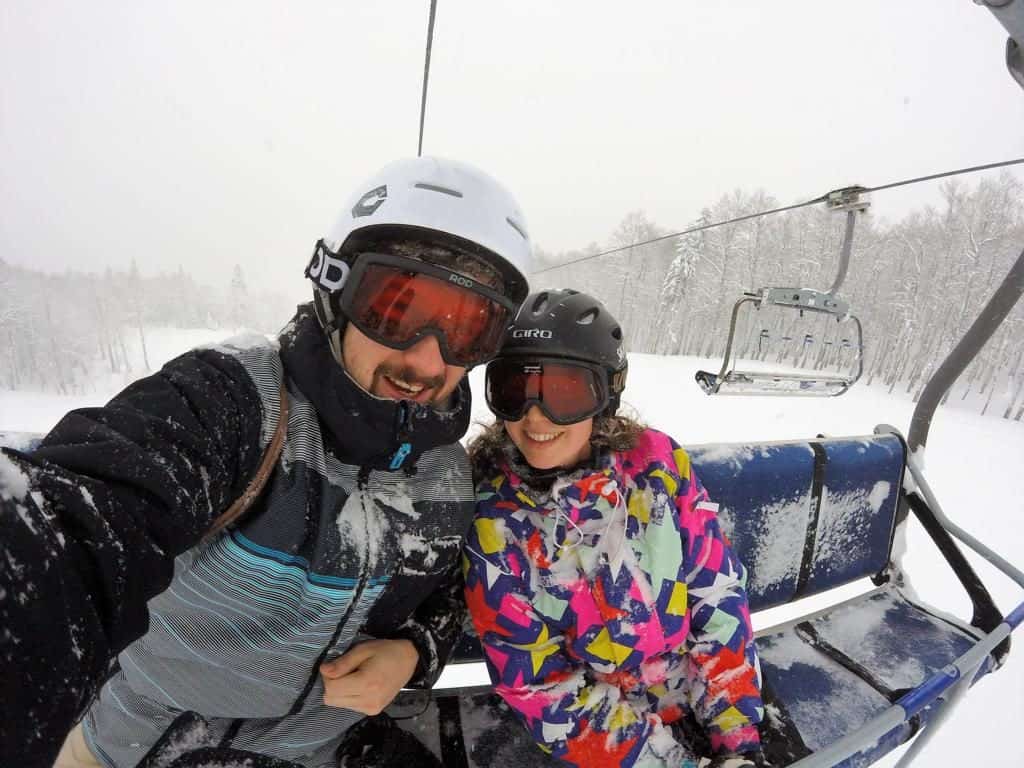 Marie und Chris benutzen den Lift bei ihrem günstigen Skiurlaub in Kolasin in Montenegro