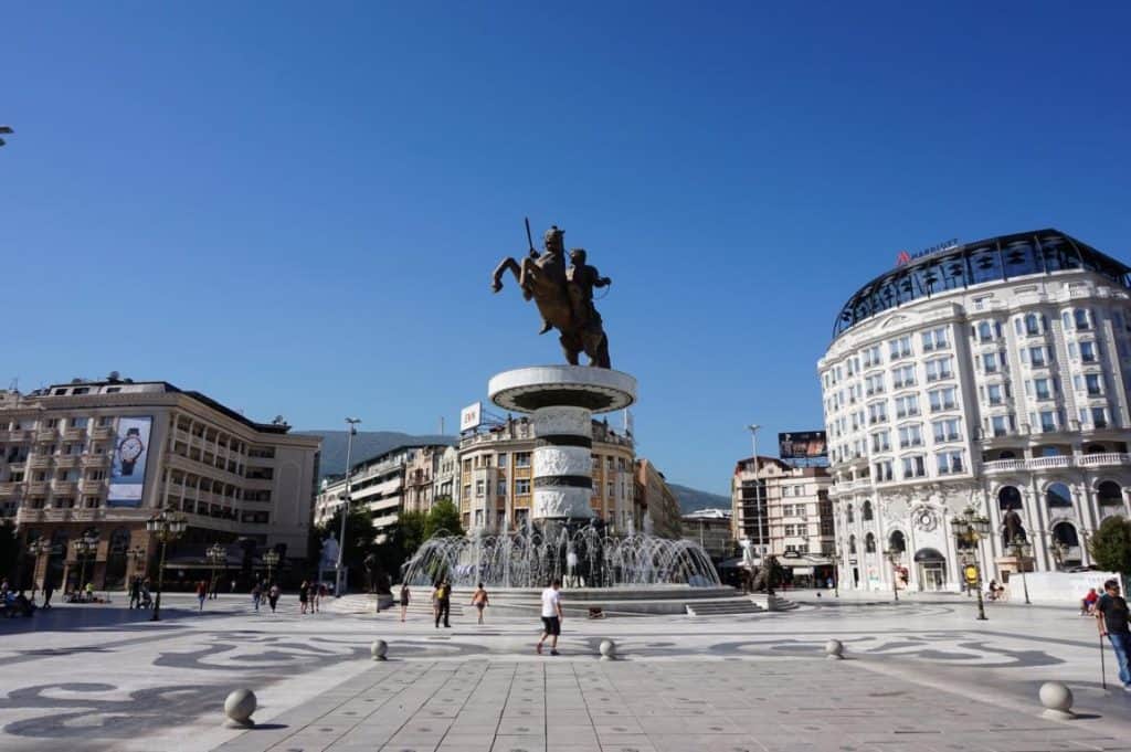 Die imposante Statue von Alexander dem Großen bei unserem Reisebericht zu Skopje