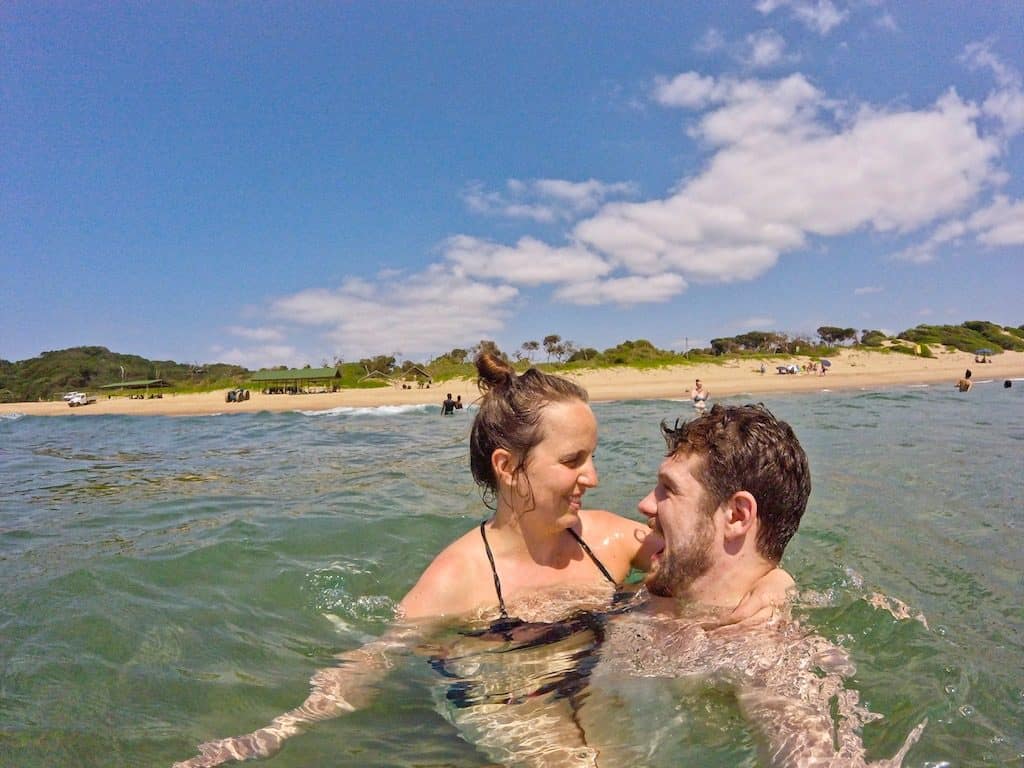 Marie und Chris genießen das warme Wasser in Sodwana Bay in Südafrika