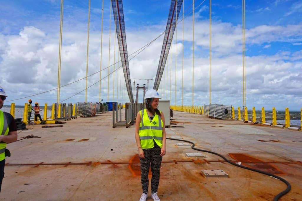 Marie ist auf der Baustelle der Maputo-Katembe Bridge in Mosambik.