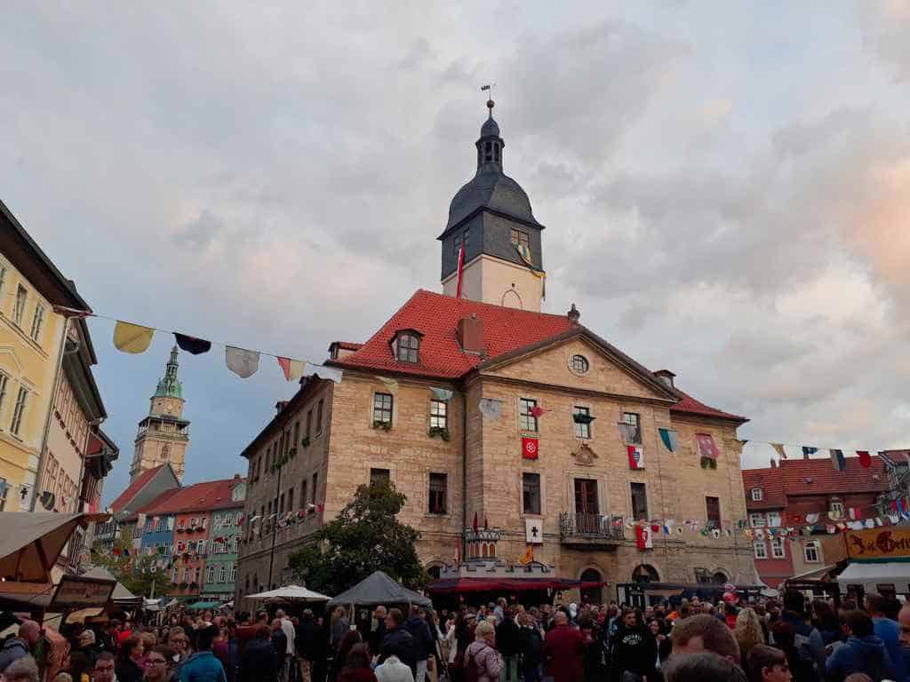 Das imposante Rathaus der Stadt Bad Langensalza bei einem Wochenende in Thüringen in der Welterberegion Wartburg Hainich
