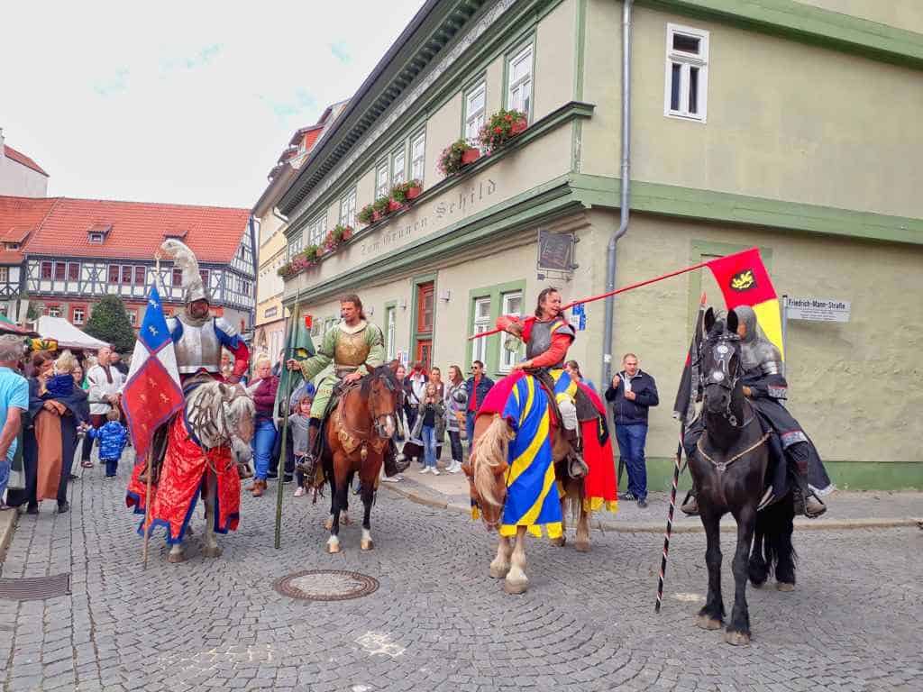 Ritter warten auf ihren Auftritt beim Mittelalterstadtfest in Bad Langensalza