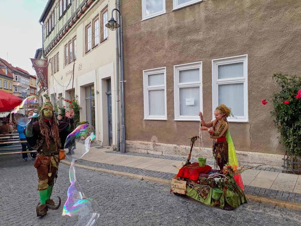 Elfen spielen mit Seifenblasen auf dem Mittelalterstadtfest in Bad Langensalza