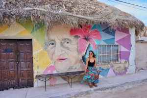 Marie sitzt vor wunderschöner Streetart auf der Isla Holbox