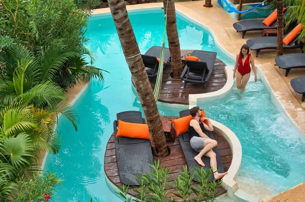 Marie und Chris chillen am Pool vom Hotel Para Ti auf der Isla Holbox