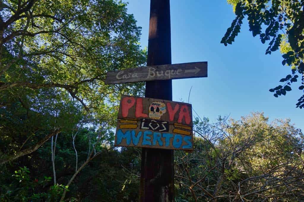 Das Schild zum Playa de los Muertos in Sayulita