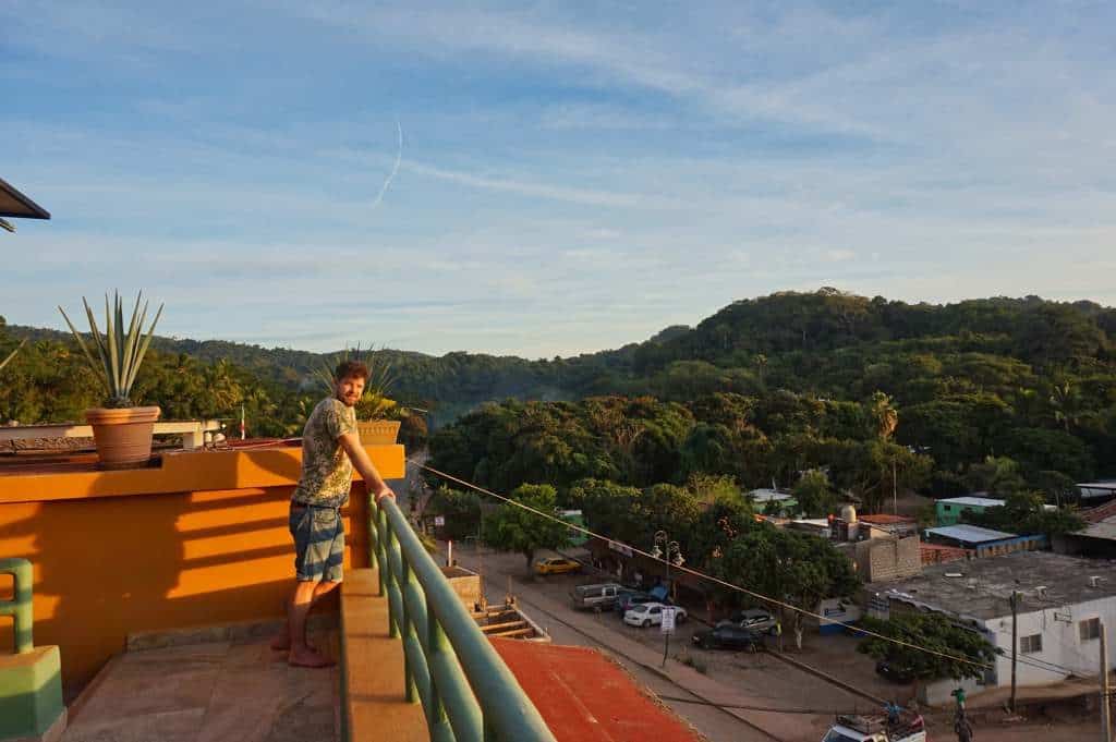 Chris genießt die Aussicht im MBoutique Hotel in Sayulita in Mexiko