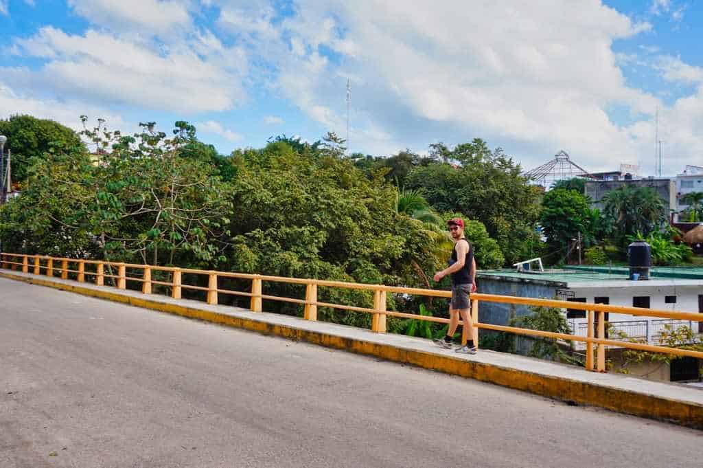 Chris spaziert über eine Brücke in Palenque in Gedanken an die Strecke nach San Cristóbal de las Casas