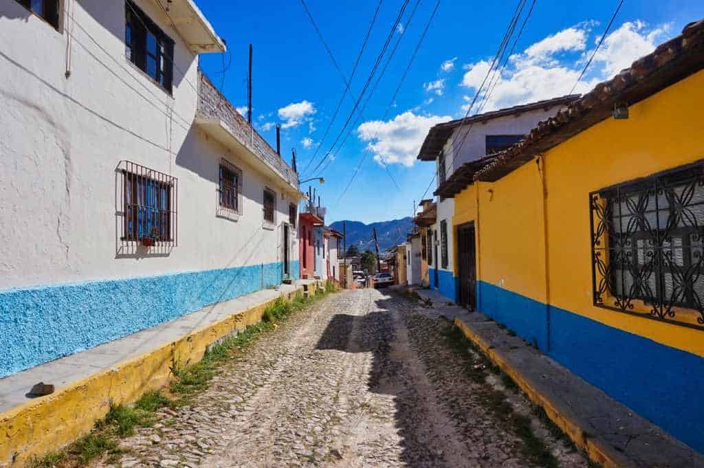 Eine verlassene Straße in San Cristóbal de las Casas