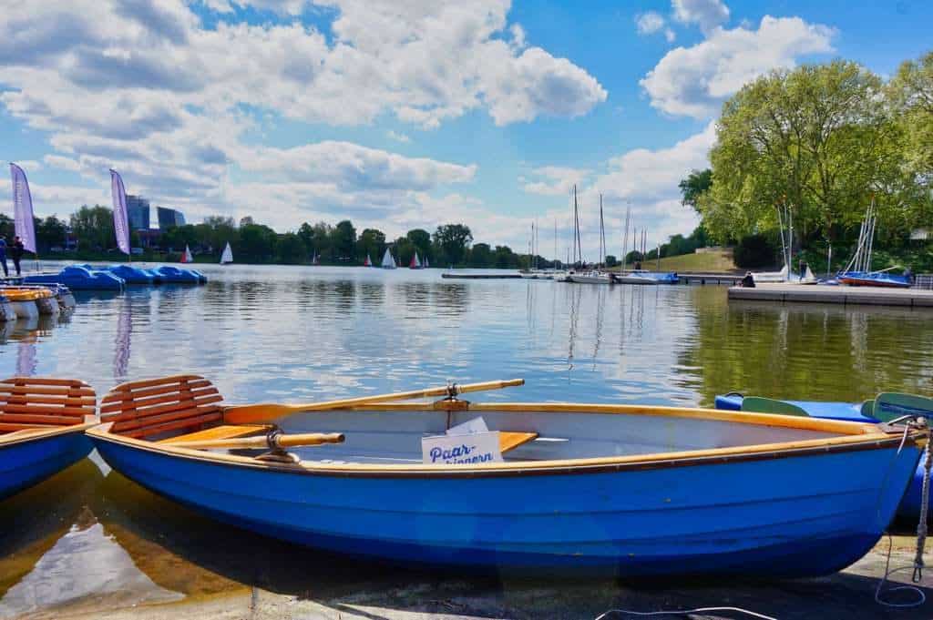 Am Aasee kann man mit einem Ruderboot romantische Ausflüge unternehmen