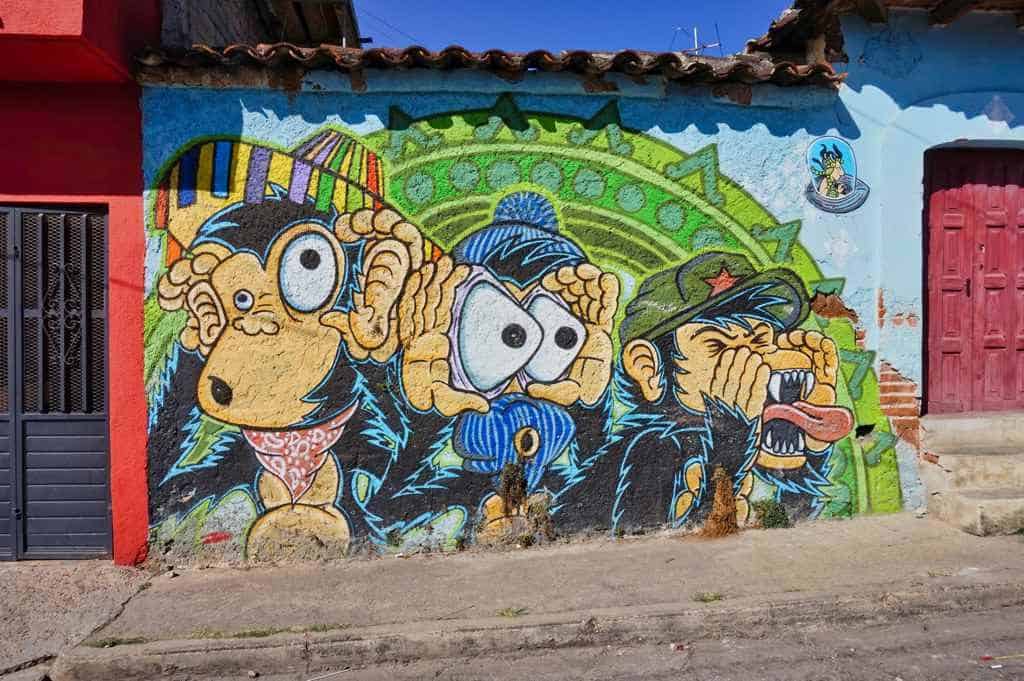 Die drei bekannten Affen aus WhatsApp als Streetart