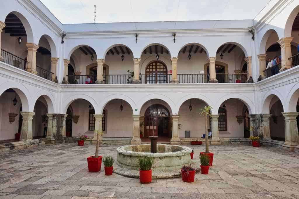 Ein Blick in den Innenhof des kolonialen Rathauses von Oaxaca