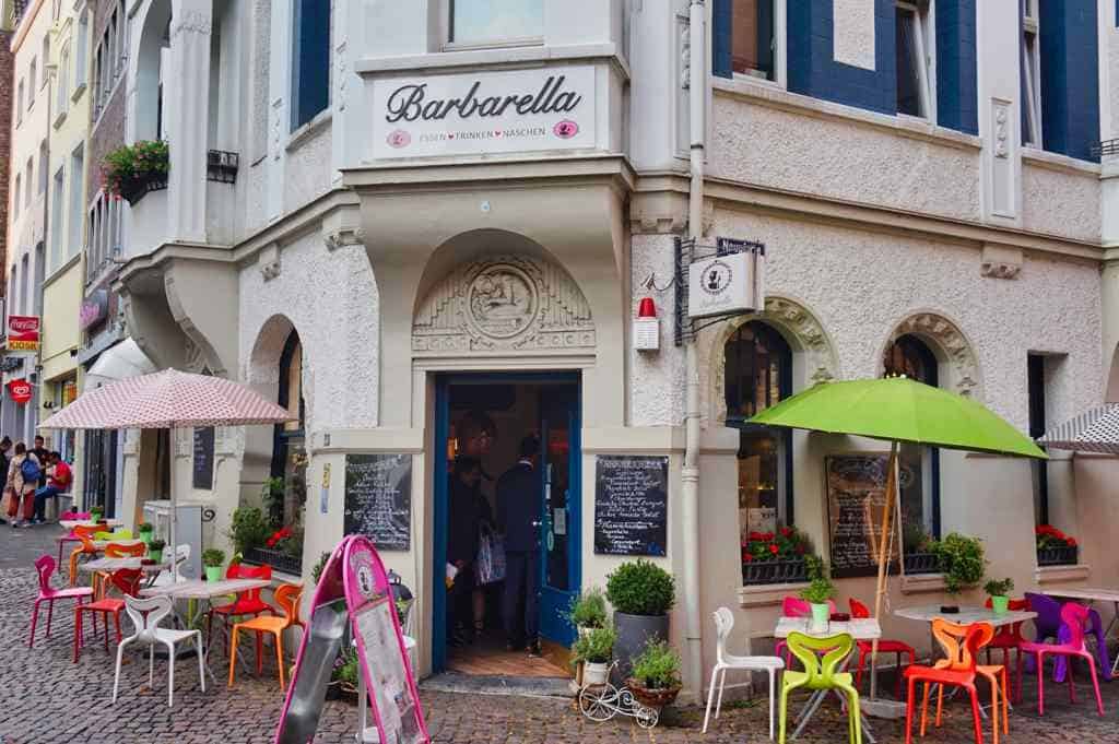Das Barberella Café in der Innenstadt in Aachen kommt mit vielen bunten Stühlen wunderschön daher