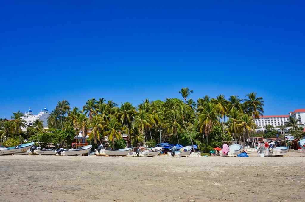 Boote liegen am Strand in Puerto Escondido in Mexiko
