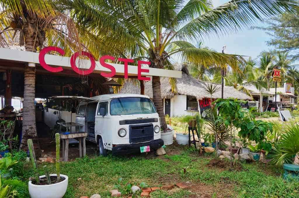 Das Restaurant Coste in Puerto Escondido/Oaxaca von außen