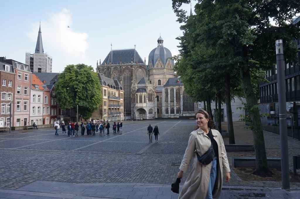 Marie steht am Katschhof in Aachen