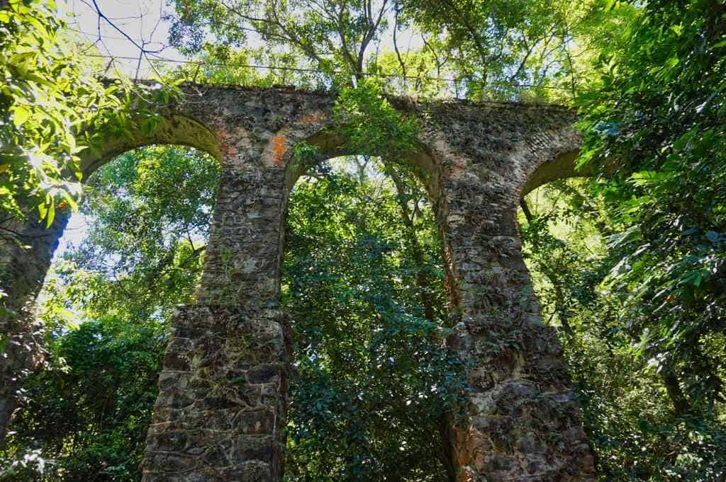 Das Aquädukt auf der Wanderung auf der Ilha Grande