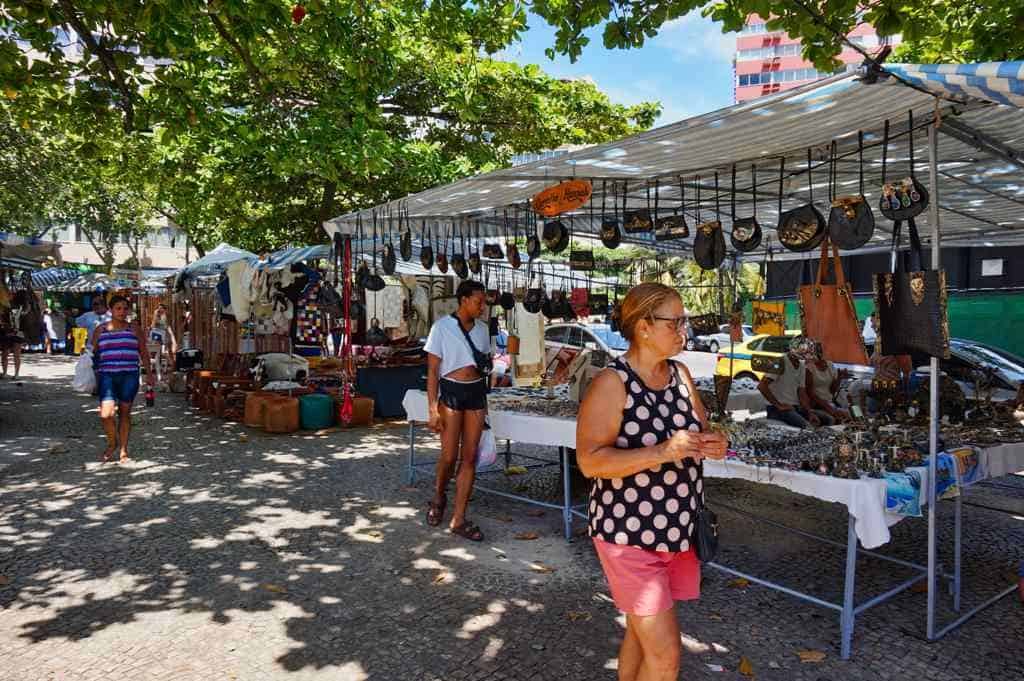 Auf dem Hippie Markt in Rio de Janeiro kann man Kunsthandwerk kaufen