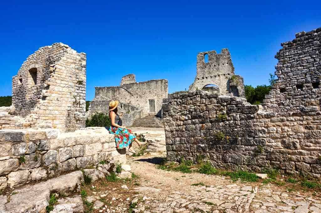Die Ruinenstadt Dvigrad ist ein sehenswerter Ort bei einem Urlaub in Istrien in Kroatien.